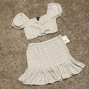 Forever 21 Womens 2 piece set NWT, size large, smocked with floral print